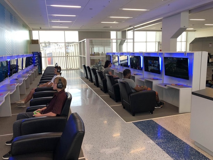 Sân bay có phòng chơi game cho khách hàng trong khi chờ chuyến bay