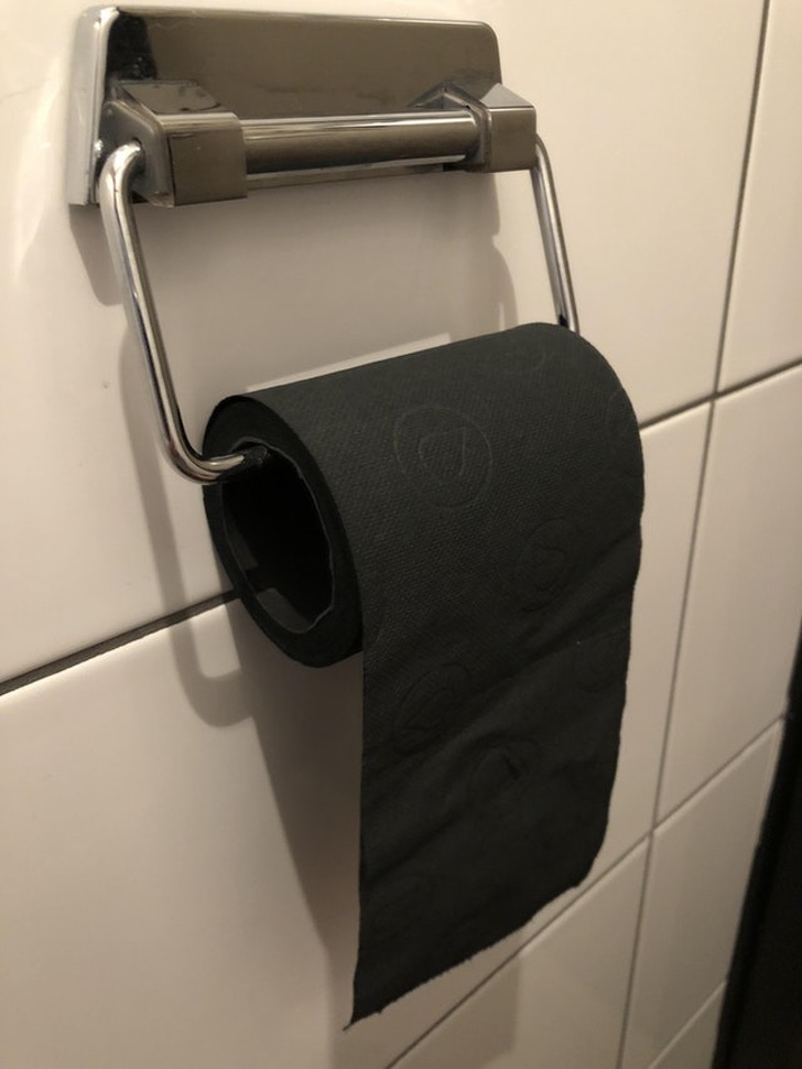 Giấy vệ sinh màu đen ở một nhà hàng 