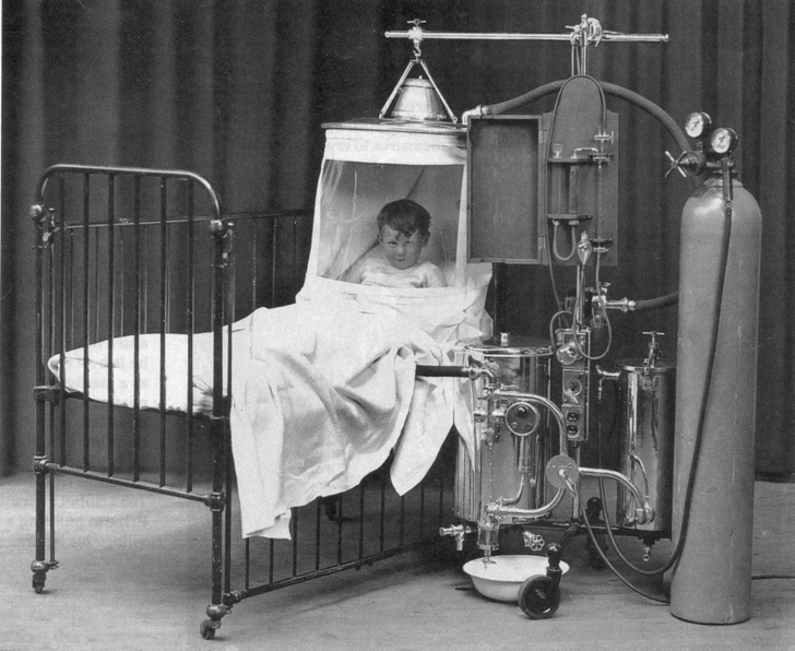 Một cậu bé thở bằng máy oxy, Mỹ, 1930
