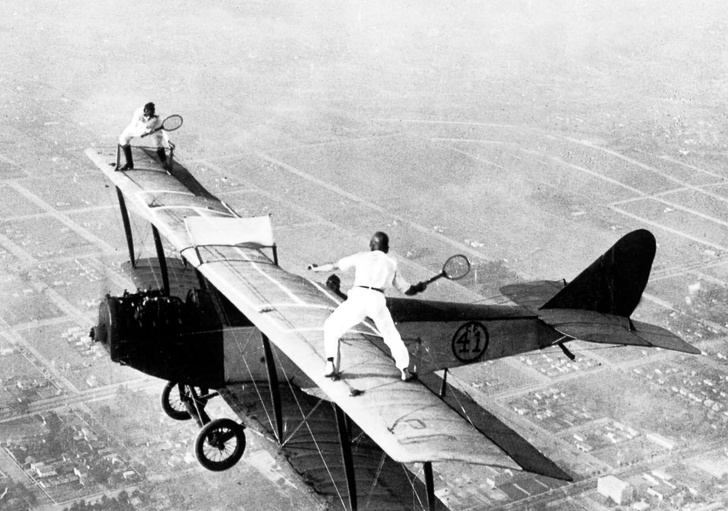 Hai diễn viên đóng thế giả vờ chơi tennis trên cánh máy bay, 1923