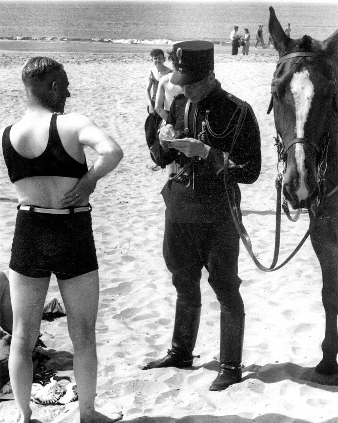 Người đàn ông ở bãi biển bị phạt vì mặc đồ không phù hợp, Hà Lan, 1931