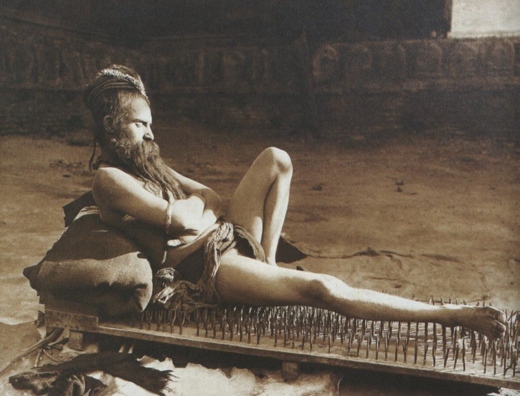 Một thầy tu khổ hạnh trên bàn chông, Ấn Độ, 1907