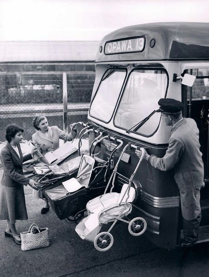 Đây là cách vận chuyển xe đẩy em bé - treo trên đầu xe buýt, New Zealand, 1955