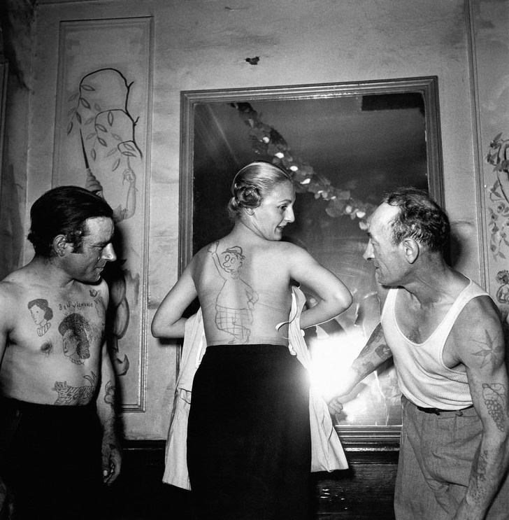Mọi người cho nhau xem hình xăm trong một cuộc thi nghệ nhân xăm hìn nghiệp dư ở Pháp, 1950