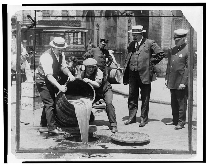 1920 - Bắt đầu thời kỳ cấm rượu ở Mỹ