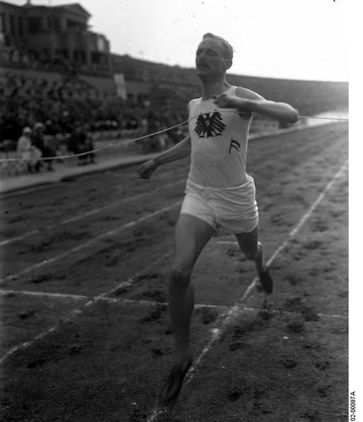 1926 - VĐV Otto Peltzer phá kỷ lục chạy 800m