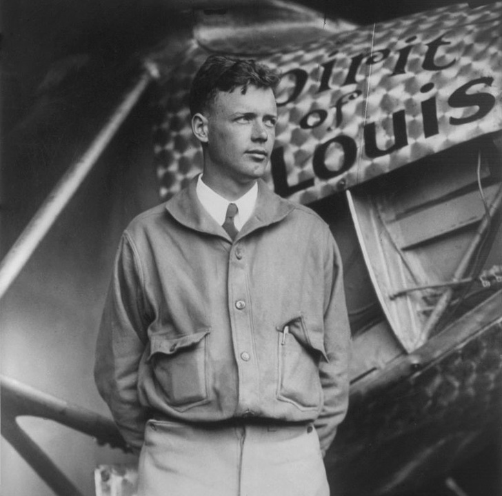 1927 - Phi công Charles Lindbergh đồng thời là nhà văn, nhà phát minh và nhà thám hiểm người Mỹ thực hiện thành công chuyến bay không nghỉ băng ngang Đại Tây Dương từ cánh đồng Roosevelt trên Long Island ở New York tới cánh đồng Le Bourget ở Paris (5.808,5km) trên chiếc phi cơ một ghế, động cơ đơn Spirit of St. Louis. Lindbergh