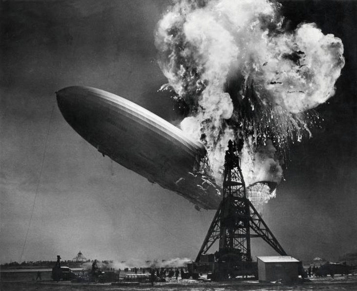 1937 - Thảm họa Hindenburg. Đây là sự kiện diễn ra vào ngày 6/5/1937 khi chiếc khinh khí cầu nổi tiếng LZ 129 Hindenburg bị bắt lửa tại cột mốc kéo và cháy rụi khi hạ cánh trong chuyến bay khởi hành từ Frankfurt, Đức tới trạm bay Lakehurst Naval ở Lakehurst, New Jersey, Mỹ. Trong số 97 người có trong tàu (36 hành khách và 61 người trong phi hành đoàn) thì có 35 người thiệt mạng, ngoài ra còn có một người nữa chết khi con tàu lao xuống đất