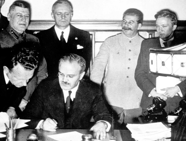 1939 - Ngoại trưởng Liên Xô Molotov ký Hiệp ước Xô-Đức