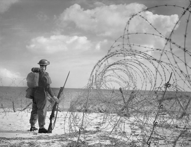 1940 - Người lính canh gác ở bãi biển phía Nam nước Anh