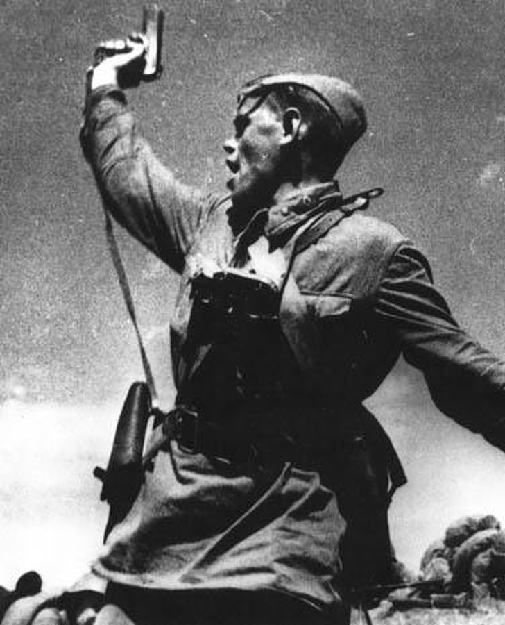 1942 - Một chính ủy Liên Xô (Politruk) kêu gọi quân đội Liên Xô tiến lên