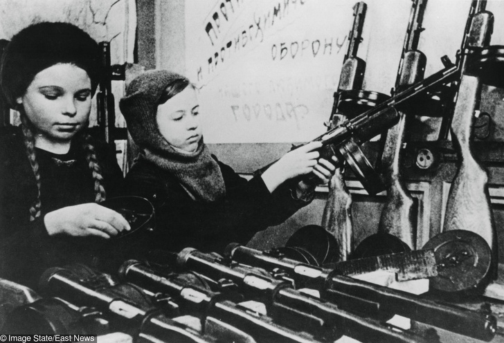 1943 - Các bé gái lắp ráp súng ở nhà máy của Nga