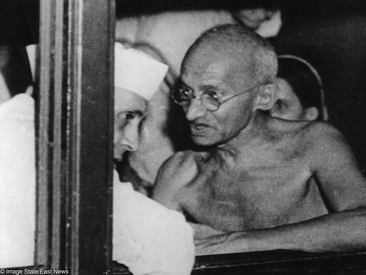 1948 - Thủ tướng Ấn Độ đầu tiên Jawaharlal Nehru và Mahatma Gandhi trên một chuyến tàu