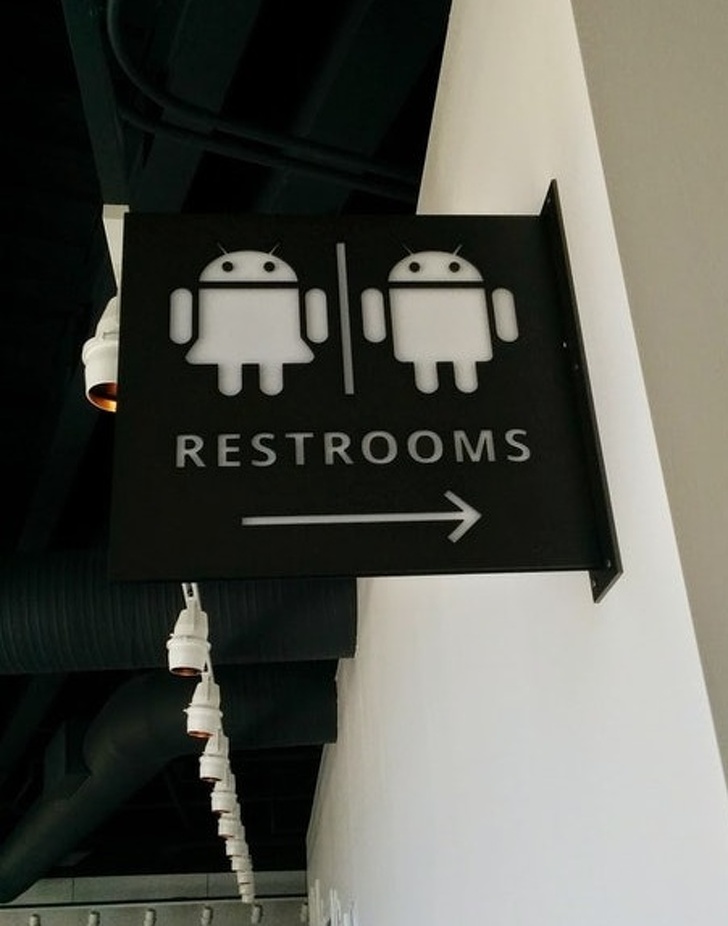 Biển nhà vệ sinh ở Googleplex - trụ sở của Google tại 1600 Amphitheatre Parkway, Mountain View, Santa Clara, California, Mỹ