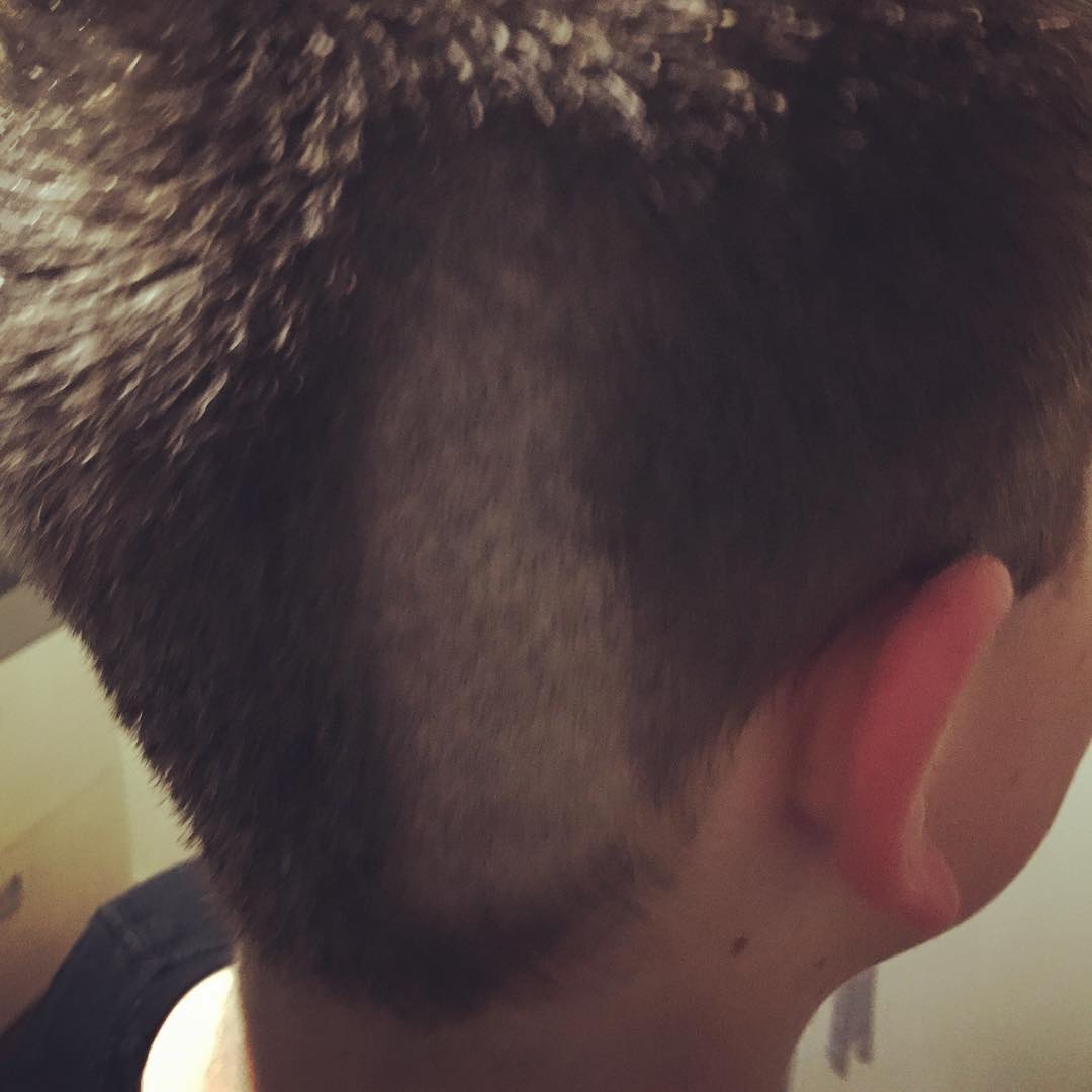 Cậu bé này sẽ hối hận vì để bố cắt tóc cho