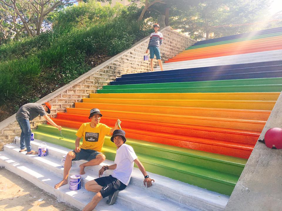 Một cầu thang khác được các học sinh Việt Nam sơn lại không kém phần ấn tượng