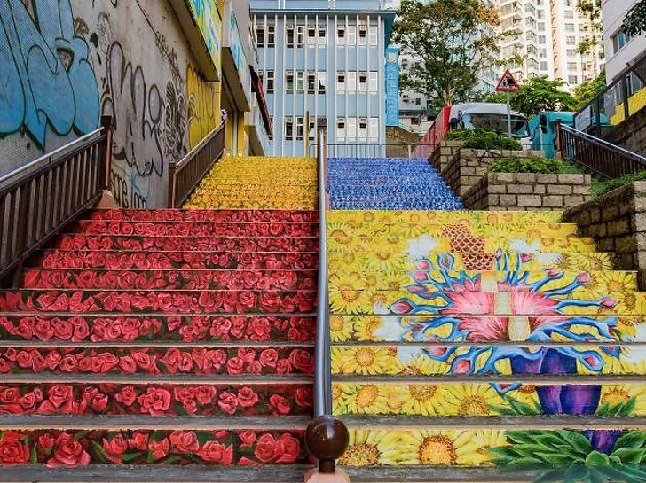 Những bậc cầu thang ngập trong sắc hoa ở Hong Kong