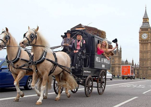Ở Anh quy định, xe ngựa chở hàng luôn luôn phải có một bó cỏ khô và một túi yến mạch.  