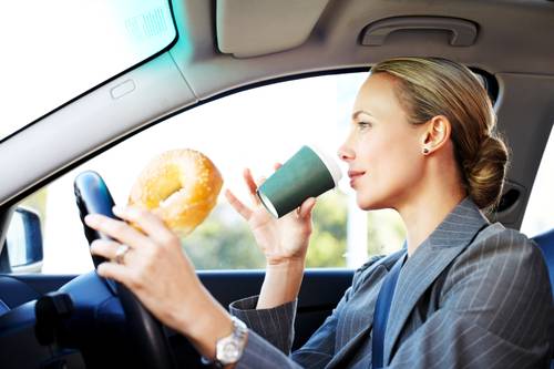 Ở đảo Sip, ăn hay uống bất cứ thứ gì khi đang lái xe đều phạm luật, kể cả uống nước.  