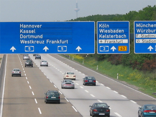 Không được phép hết xăng khi đang chạy trên đường Autobahn, Đức.