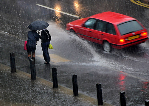 Ở Nhật, xe chạy làm bắn nước vào người đi bộ có thể bị phạt khoảng 65 USD.  