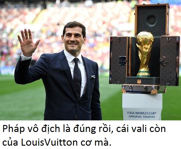 Sau chiến thắng của Pháp, cộng đồng mạng lập tức soi được tại lễ khai mạc World Cup 2018, chiếc cúp được đặt trong vali thương hiệu Louis Vuitton - nhãn hiệu thời trang xa xỉ của Pháp (Ảnh: Đam San)