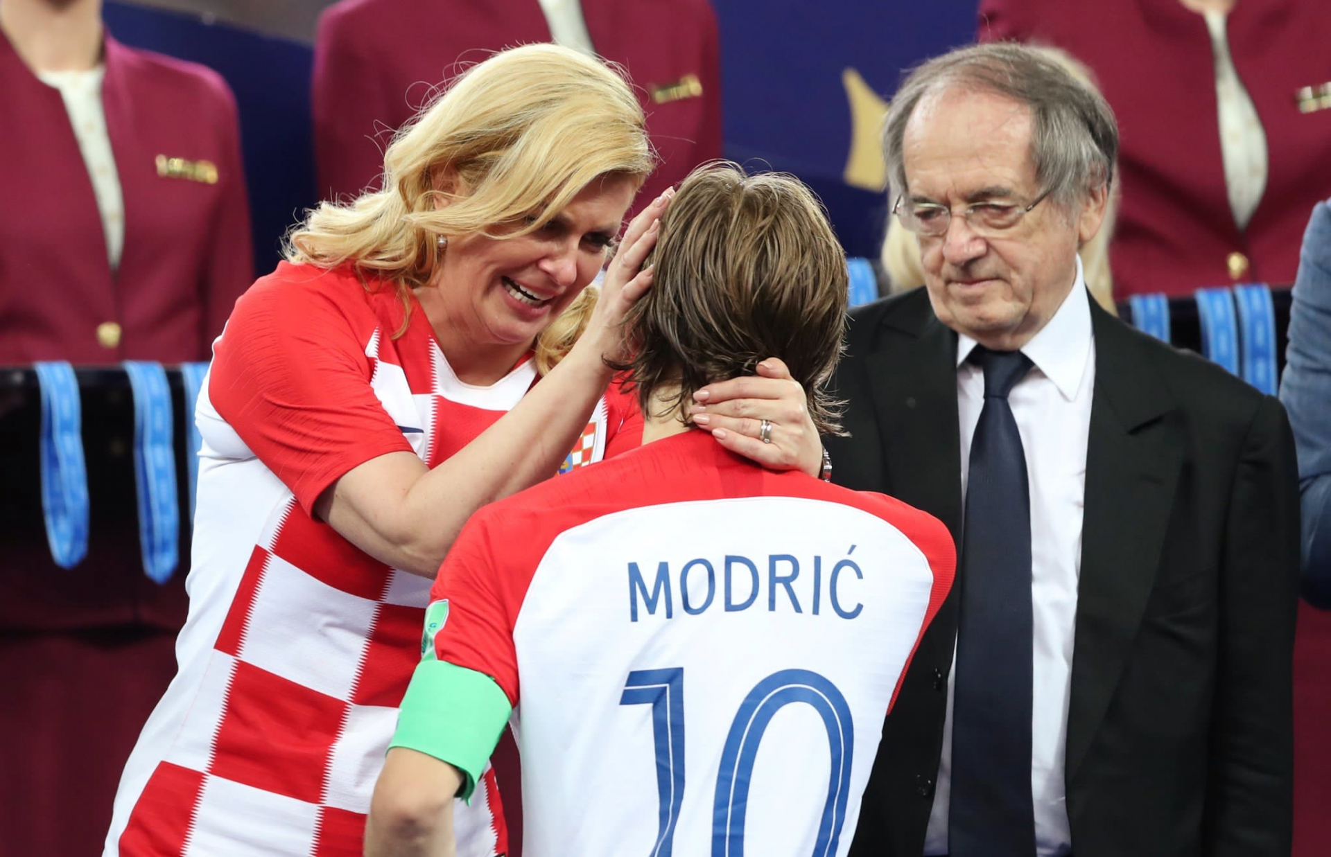 Bức ảnh được cho là cảm động nhất ngày 15/7: Tổng thống Croatia lau nước mắt cho Luka Modric. Dù không dành chiến thắng ở World Cup 2018 song anh và các đồng đội đã thắng trái tim của hàng triệu người hâm mộ vì một trận đấu cống hiến tuyệt vời 