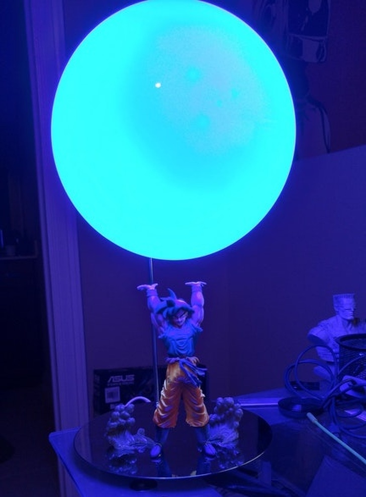 Một chiếc đèn bàn có hình quả cầu kênh khi của Son Goku