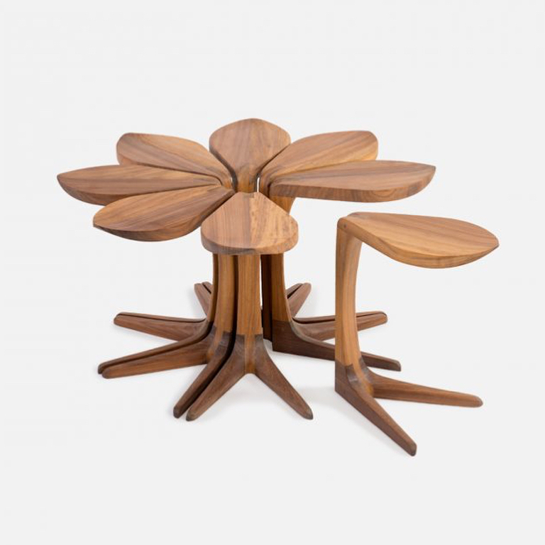 Thiết kế bàn gỗ lấy cảm hứng từ hình dáng bông hoa cúc, có thể chập vào hoặc tách rời