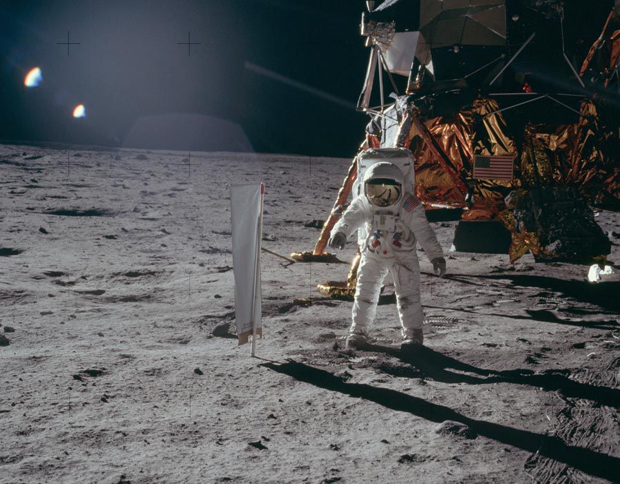 Phi hành gia Neil Armstrong đặt 