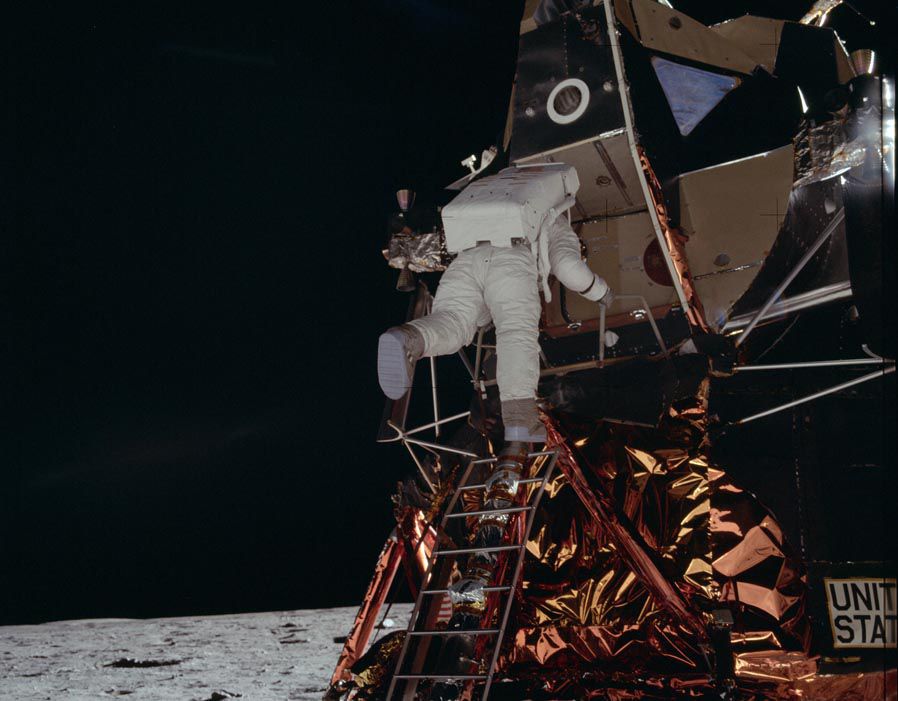 Buzz Aldrin đang ra khỏi Module tàu Apollo và đi xuống bề mặt Mặt Trăng