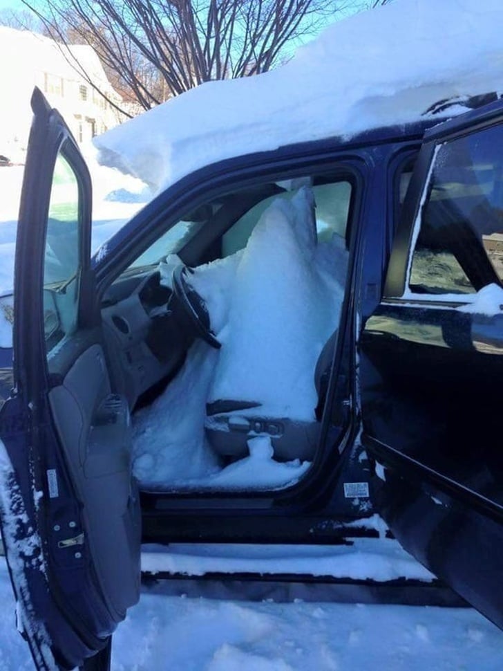 Chủ nhân đã bỏ quên chiếc xe mở cửa sổ trời suốt đêm bão tuyết