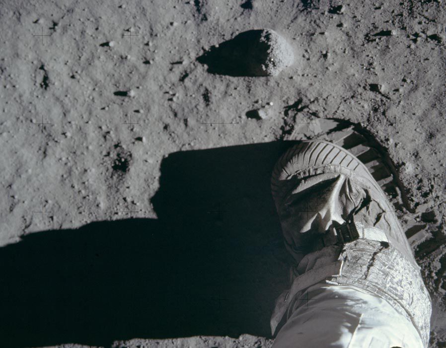 Một phi hành gia đặt dấu chân lên Mặt Trăng