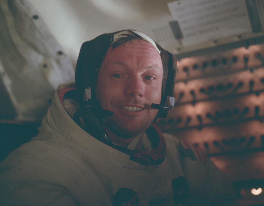Thuyền trưởng Neil Armstrong được chụp từ trong Module