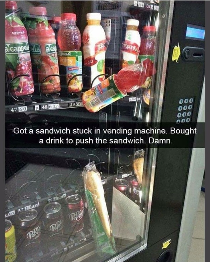 Mua sandwich và bị kẹt trong máy bán hàng tự động nên người này đã mua một chai nước để nó đẩy chiếc sandwich xuống. Nhưng trớ trêu, xui lại càng xui