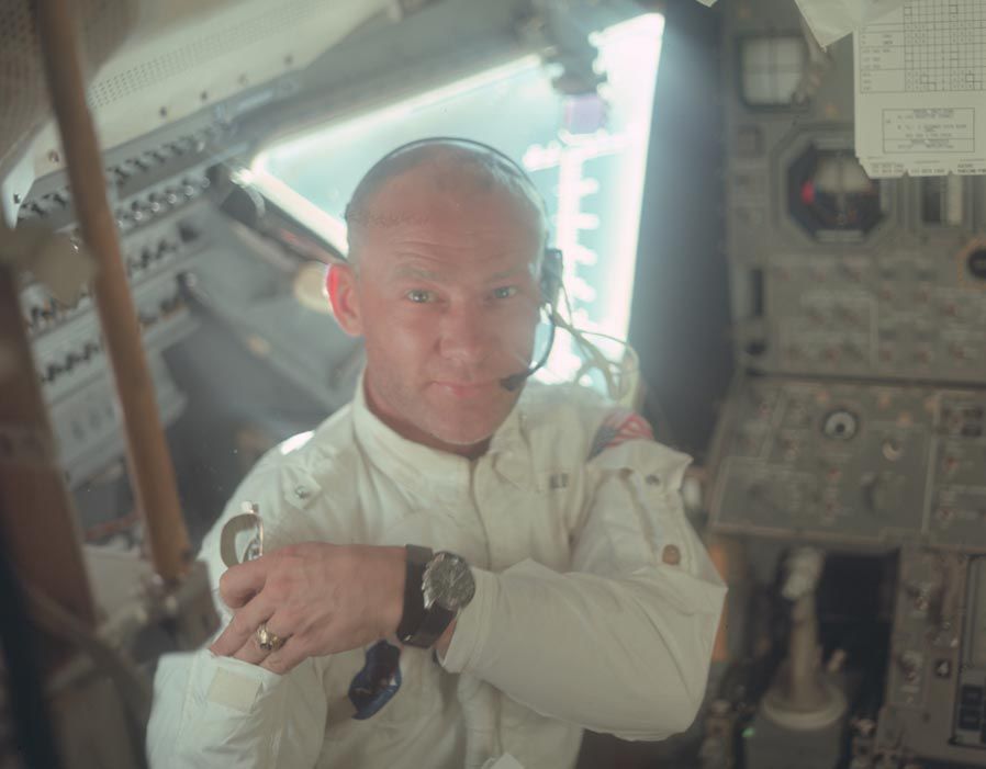 Phi hành gia Edwin 'Buzz' Aldrin chụp trong tàu vũ trụ