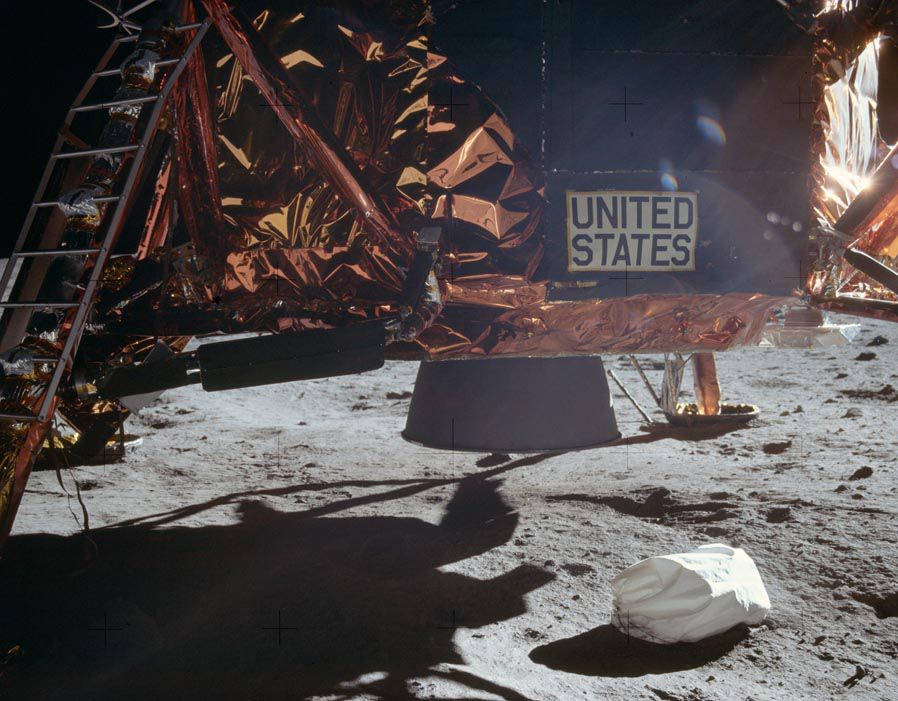 Tàu Apollo 11 được phóng từ  bằng tên lửa đẩy Saturn V từ Trung tâm vũ trụ Kennedy tại đảo Merritt, Florida vào ngày 16/7/1969