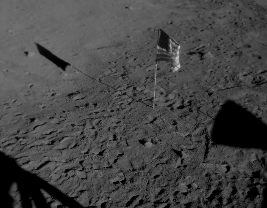 Cờ Mỹ cắm quanh những dấu chân được để lại trên Mặt Trăng