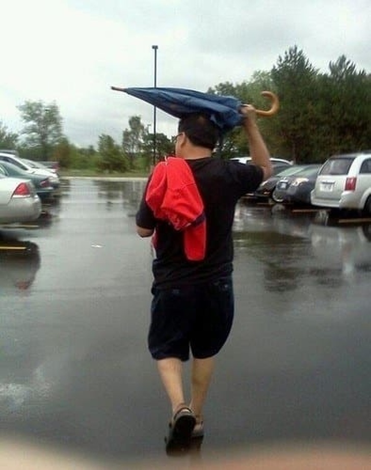 Người đàn ông chưa nhận ra công dụng của chiếc ô trên tay mình