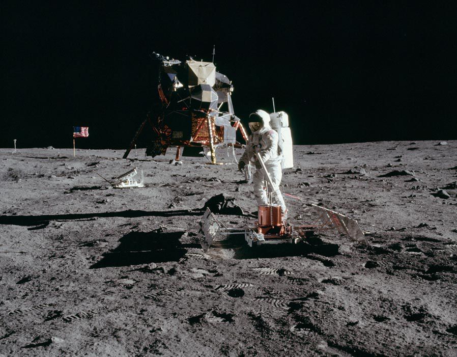 Các phi hành gia thu thập mẫu vật từ bề mặt Mặt Trăng