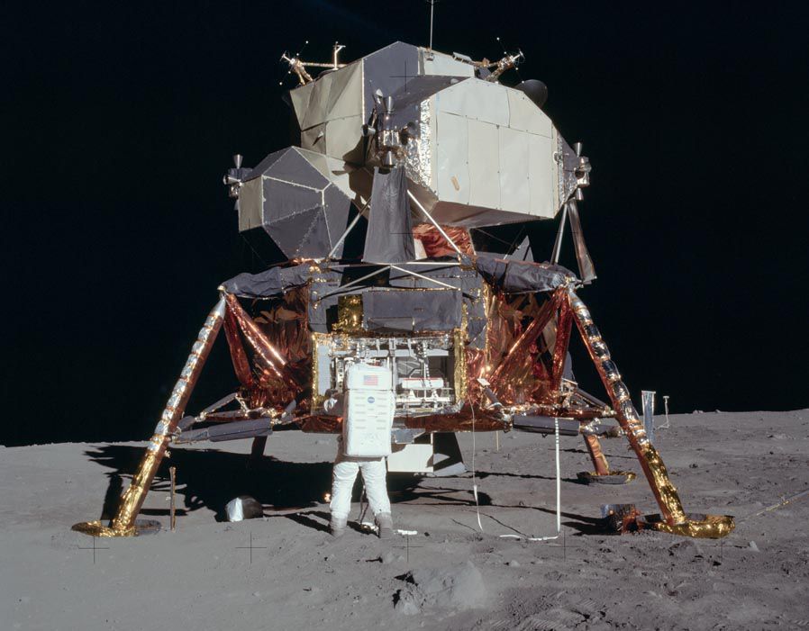 Các phi hành gia thu thâp thiết bị để kiểm tra Mặt Trăng trong sứ mệnh Apollo 11 năm 1969