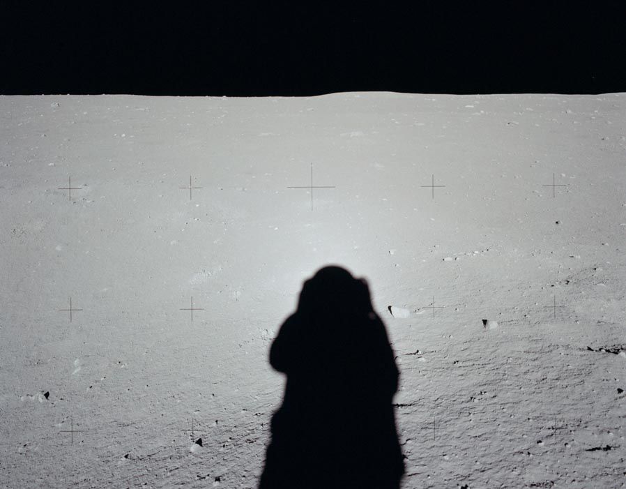 Sau khoảng 109 giờ 42 phút kể từ khi phóng, Neil Armstrong đã bước lên Mặt Trăng, lắp đặt camera TV để truyền hình trực tiếp về Trái Đất