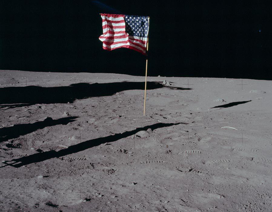 Phi hành gia Armstrong và Aldrin đã dành 21 giờ 36 phút để khám phá, thu thập dữ liệu trên bề mặt Mặt Trăng