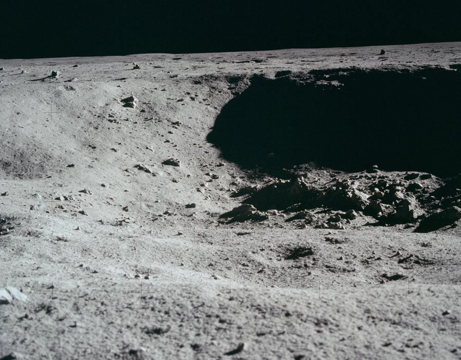 Bề mặt Mặt Trăng đầy đá và miệng núi lửa