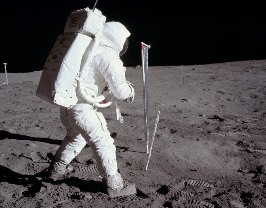 Huy chương tưởng niệm có khắc tên 3 phi hành gia Apollo 1 đã mất trong một lần phóng tên lửa, 2 phi hành gia Xô-viêt cũng qua đời trong tai nạn, được đặt trên Mặt Trăng