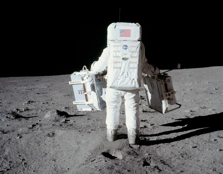 Phi hành gia mang thiết bị lên Mặt Trăng trong sứ mệnh Apollo 11