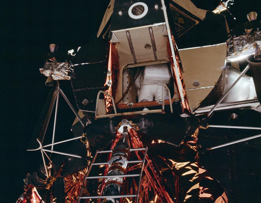Sau 1 tiếng 33 phút trên bề mặt Mặt Trăng, phi hành gia Aldrin về lại tàu. Armstrong cũng về tàu sau 41 phút sau đó