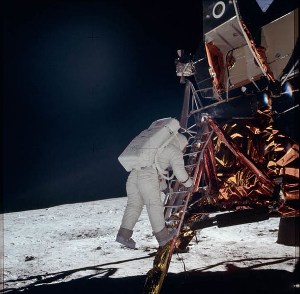 Cảnh Apollo 11 tiếp đất trên Mặt Trăng