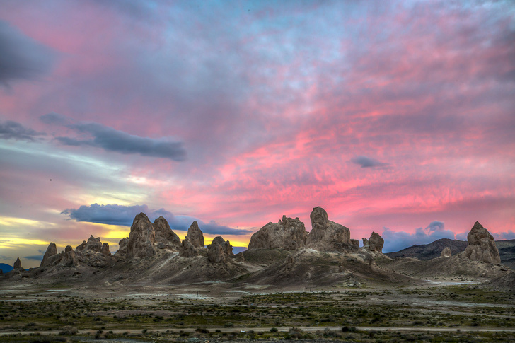 Trona Pinnacles ở sa mạc tại California với hơn 500 cột đá vôi (tufa) mọc lên từ hồ Searles