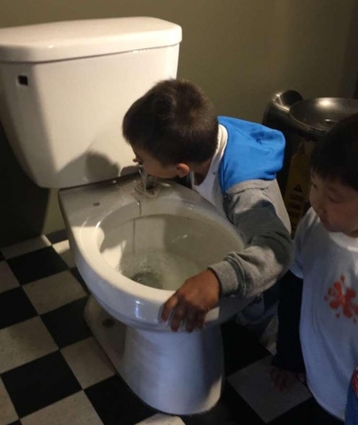 Chiếc toilet trong nhà này được cải tạo lại thành vòi nước cho bọn trẻ